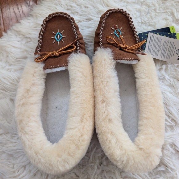 Bastien industries indigenous made in Canada moccasins 8 - Picture 2 of 7